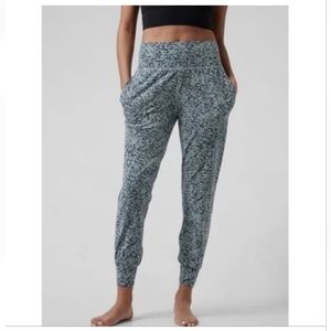Athleta Salutation Jogger Ocelot Medium